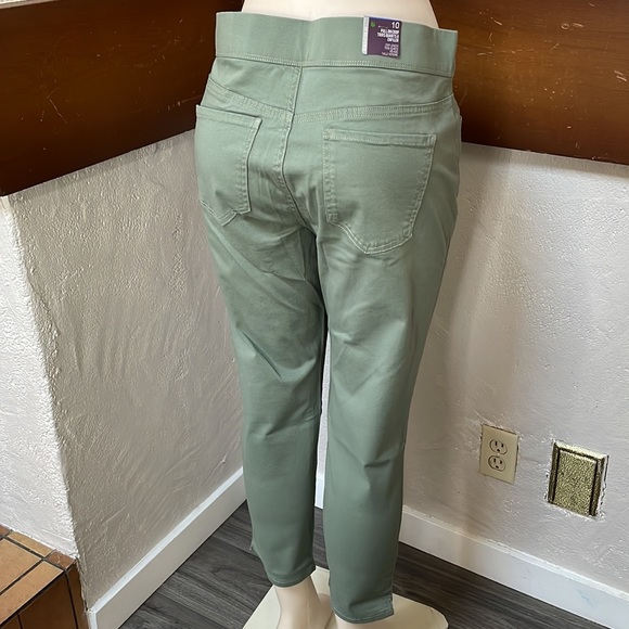 Gloria Vanderbilt- Pull on Crop pants - Picture 3 of 4